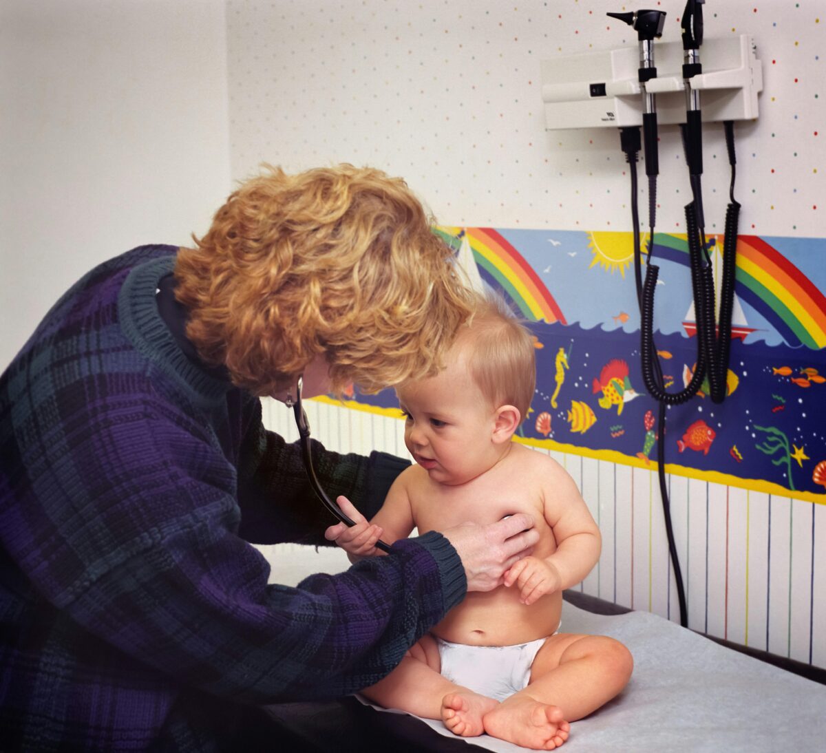 Ein Baby wird im Rahmen des Kinderimpfprogramms beim Kinderarzt geimpft