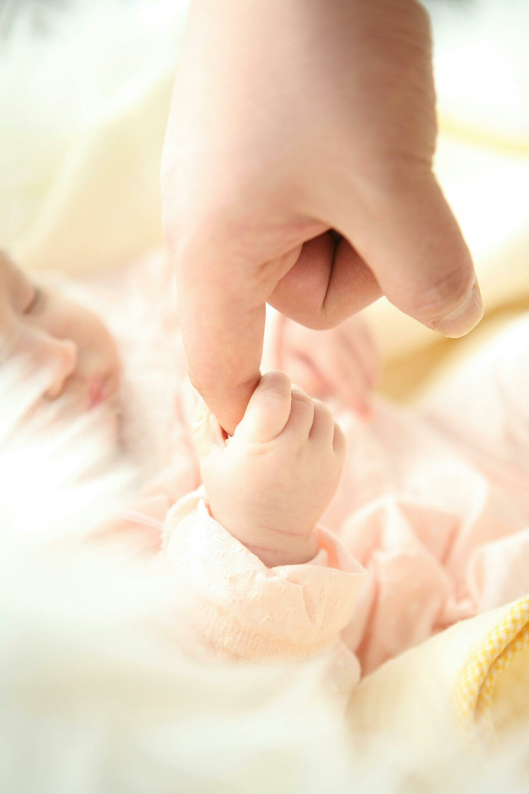 Mutter hält Baby einen Finger hin